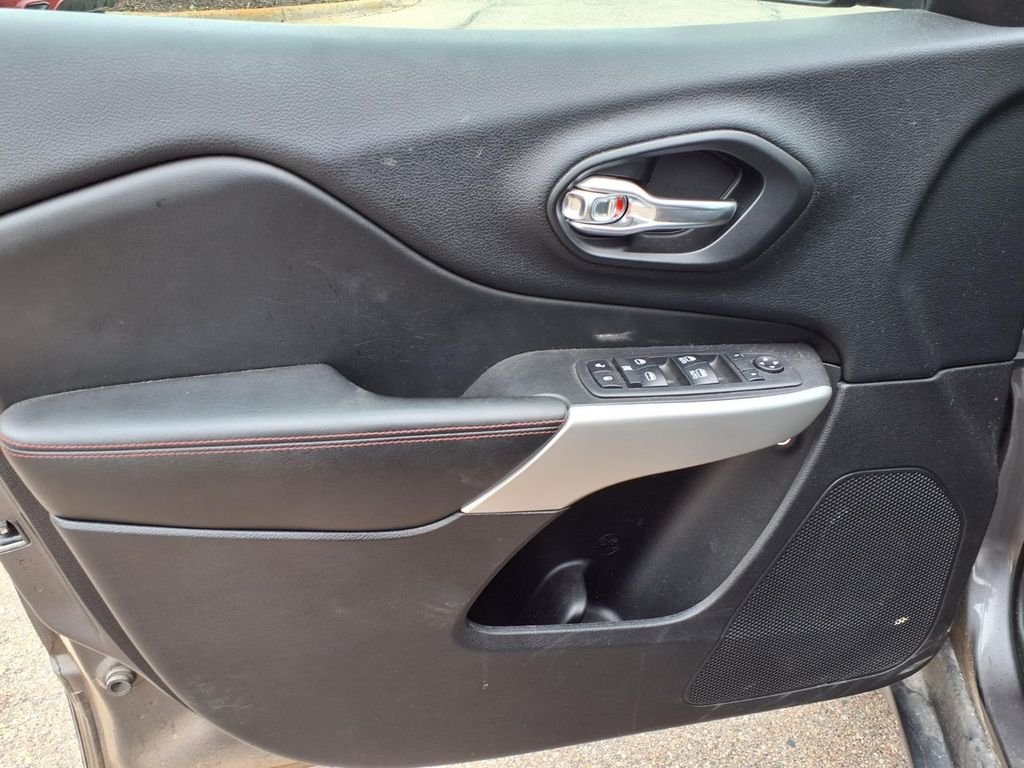 Used 2018 Gray Jeep Trailhawk image 13