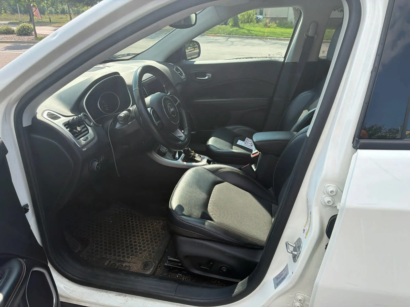 Used 2018 White Clearcoat Jeep Latitude image 11