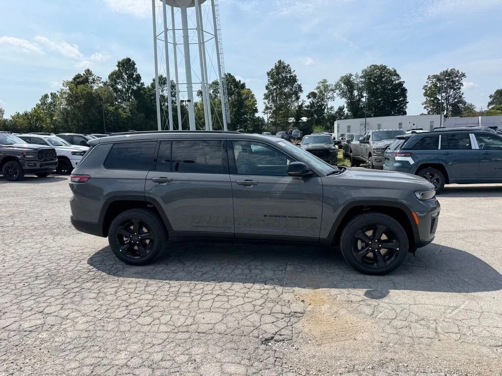 New 2027 Sting-Gray Clearcoat Jeep Limited image 5