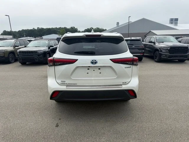Used 2020 White Toyota XLE image 7