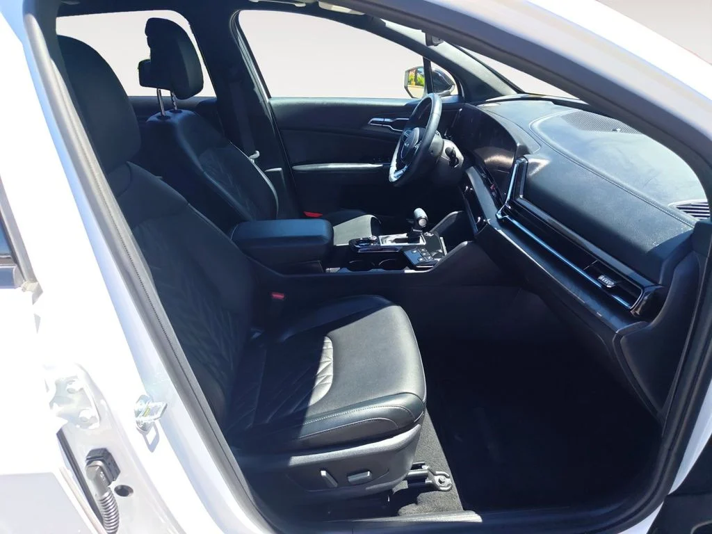 Used 2023 White Kia X-Pro Prestige image 15