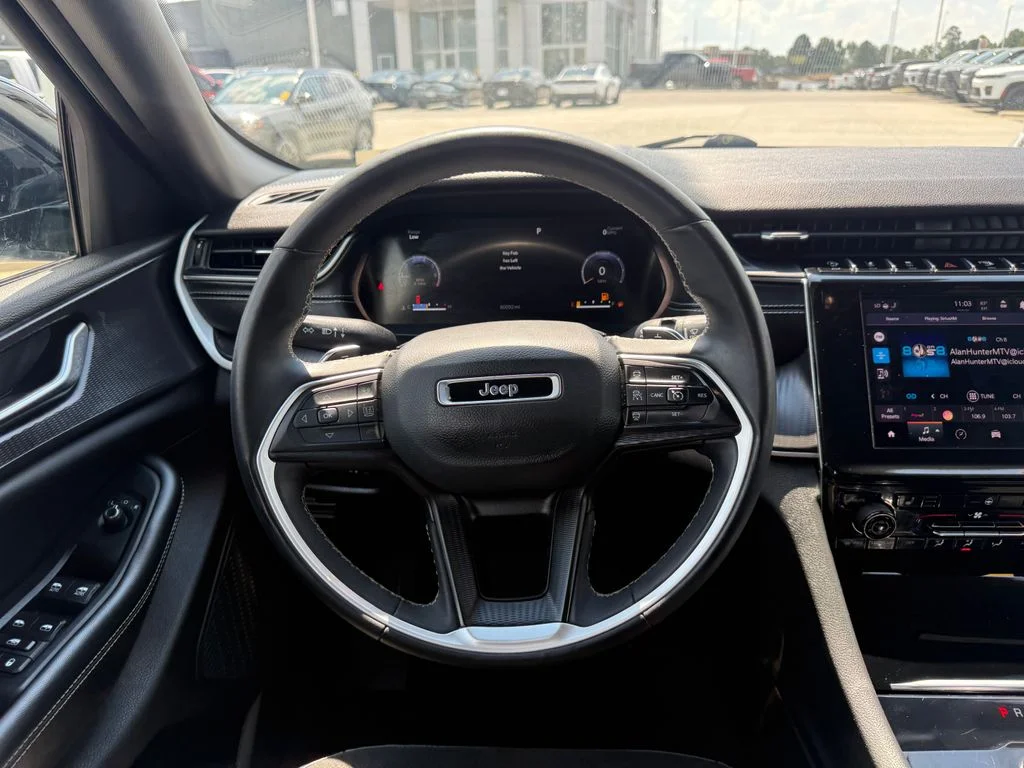 Used 2023 Silver Jeep Altitude X image 9