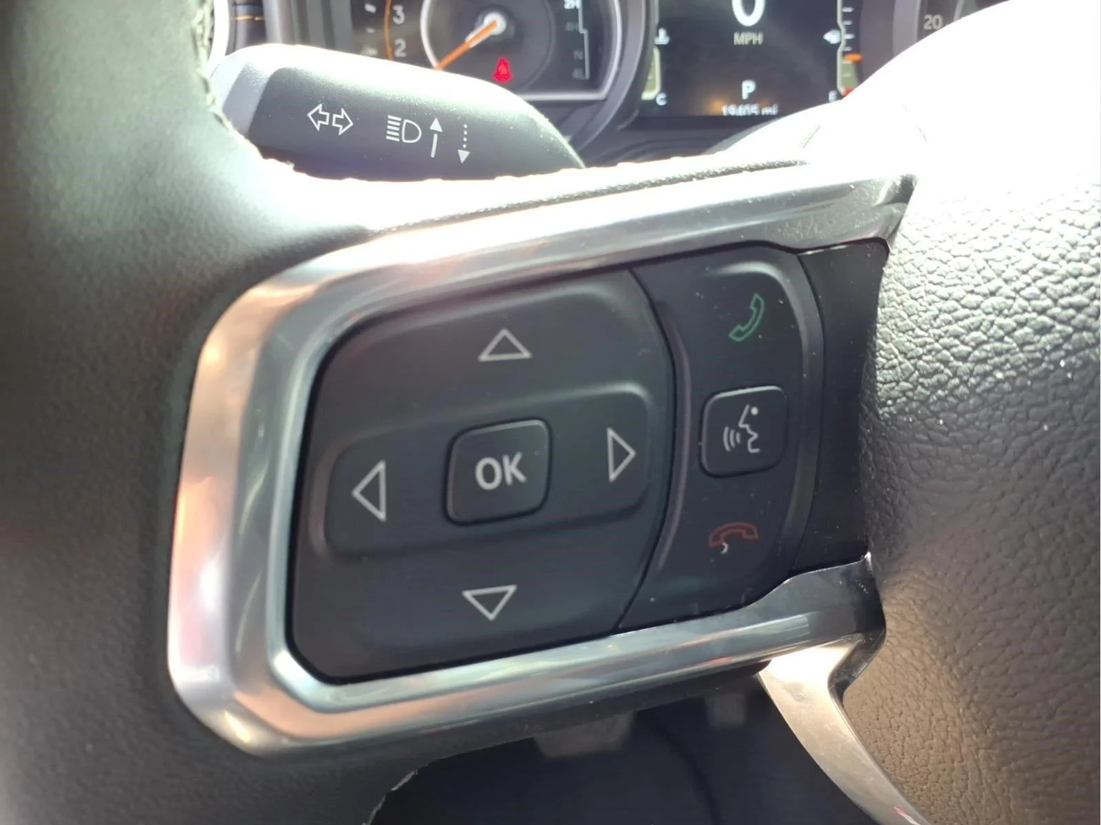 Used 2025 Granite Crystal Metallic Clearcoat Jeep Sahara image 21