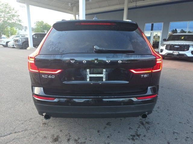 Used 2020 Onyx Black Metallic Volvo Momentum image 4