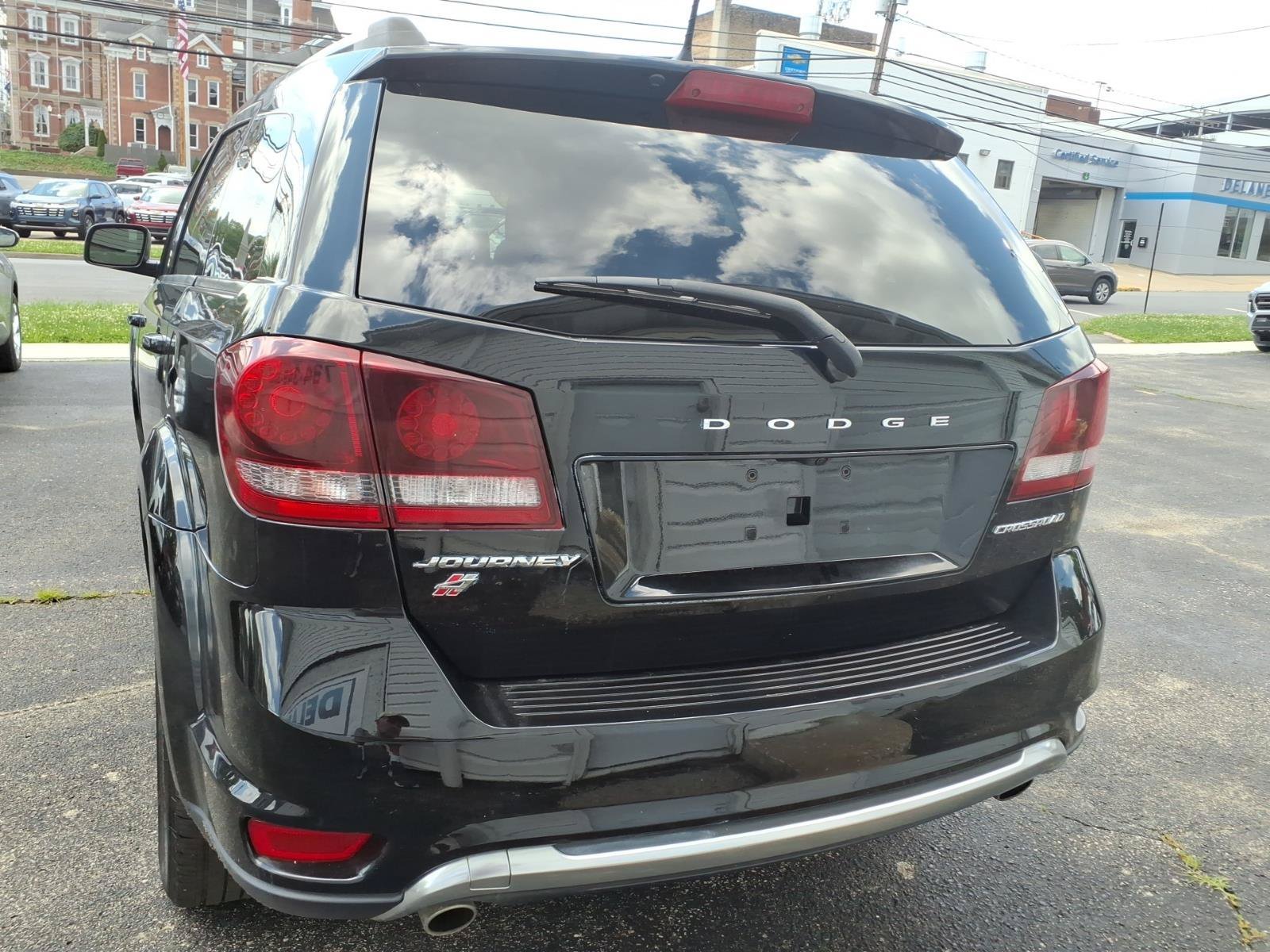 Used 2019 Pitch Black Clearcoat Dodge Crossroad image 6