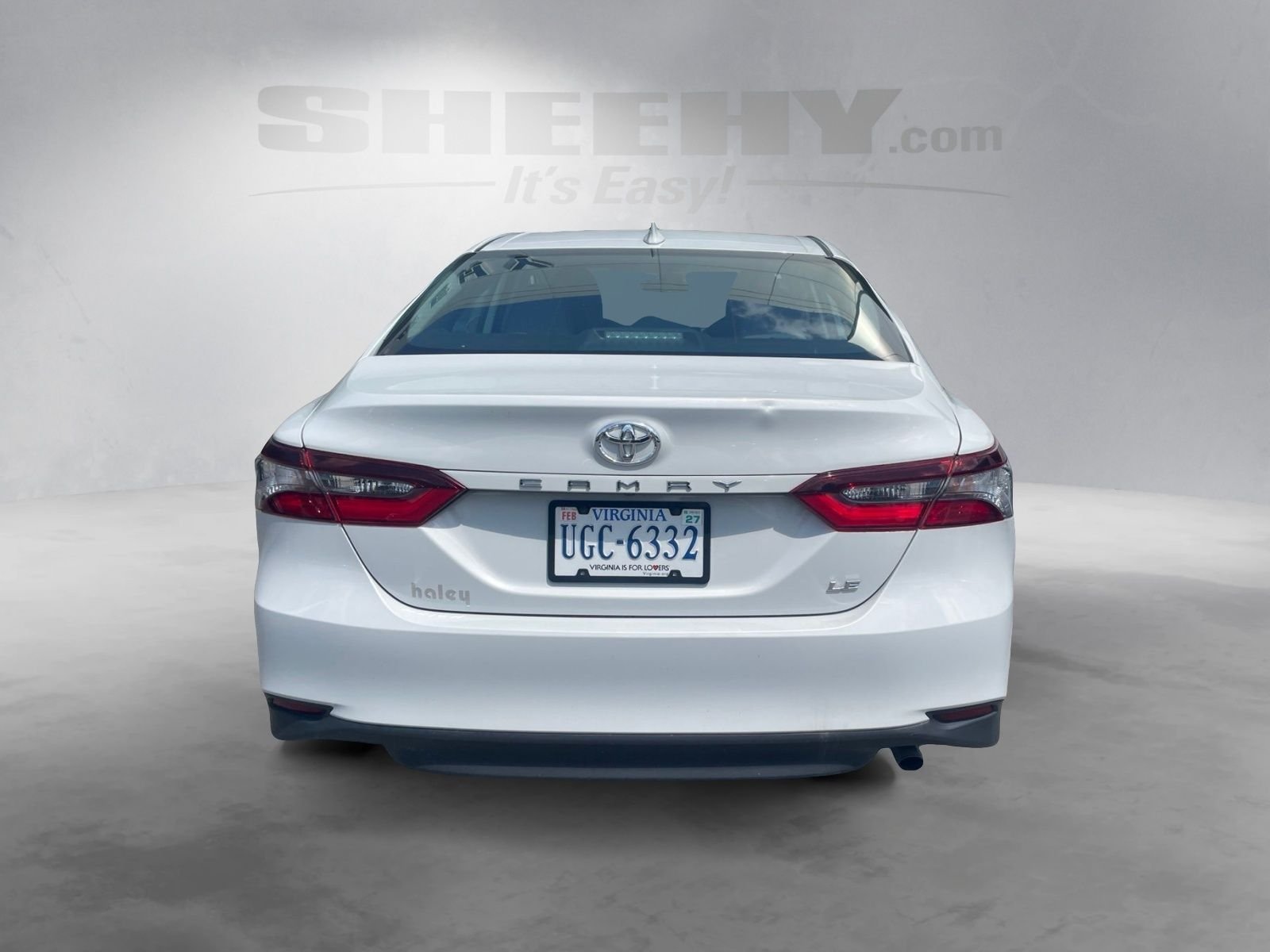 Used 2022 White Toyota LE image 11