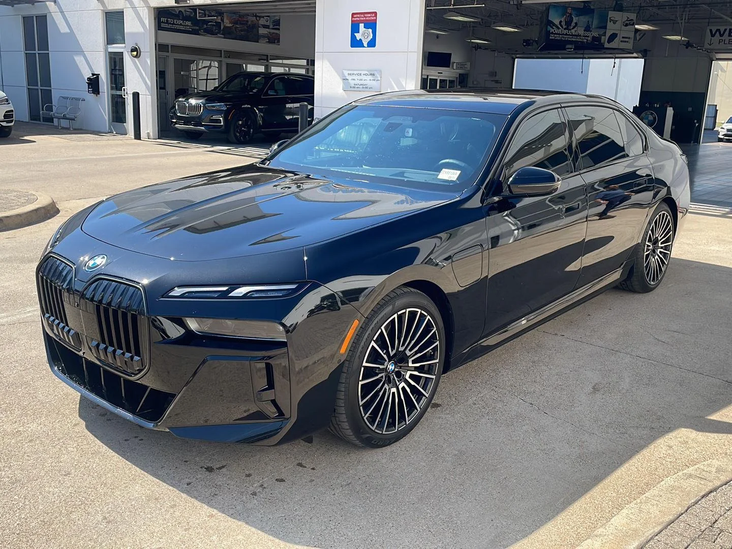 2025 BMW 7 Series 750e xDrive Sedan's photo