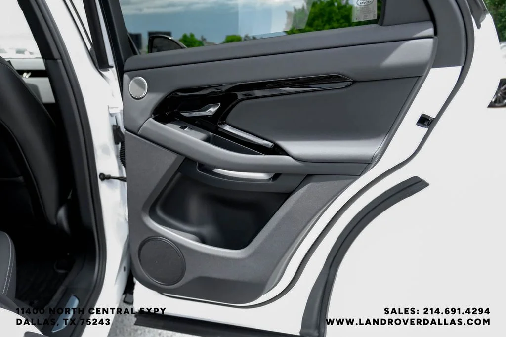 New 2026 Ostuni Pearl Wht Prem Met Land Rover Hoxton Edition image 41