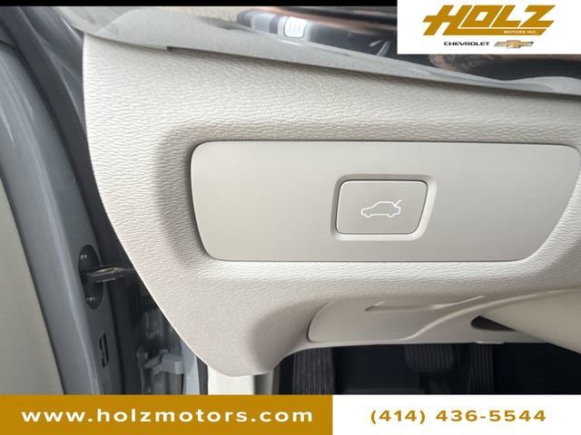 Used 2025 Gray Volvo Plus, B6 AWD Gas (mild hybrid) image 18