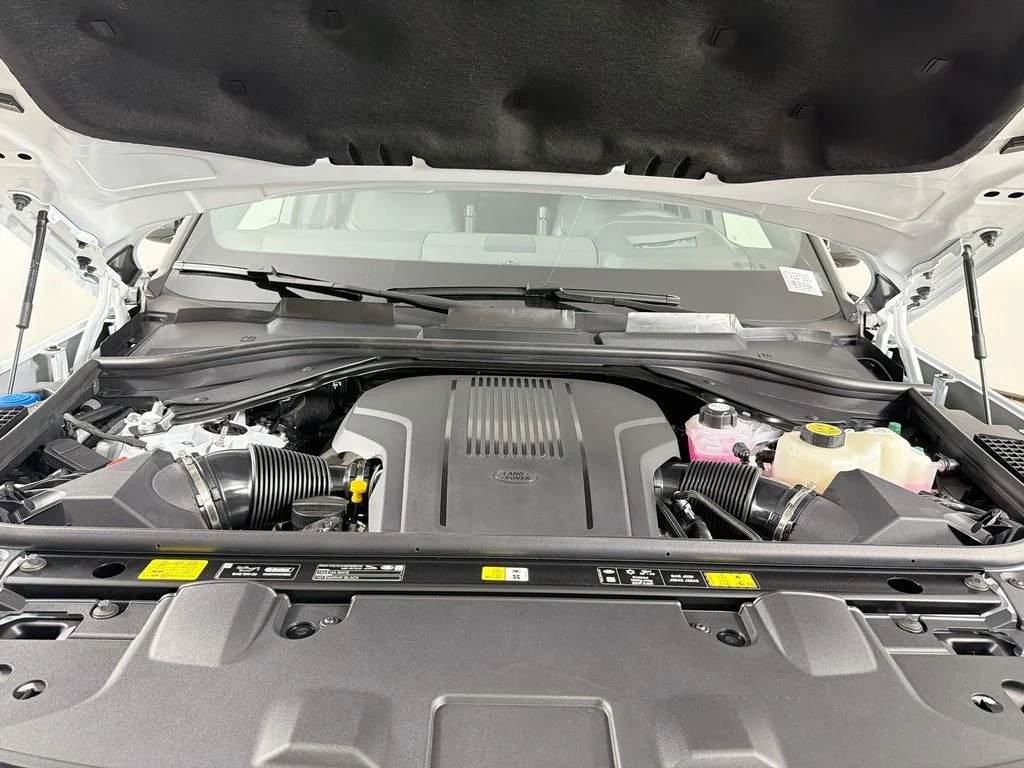 New 2026 Fuji White Land Rover SE image 32