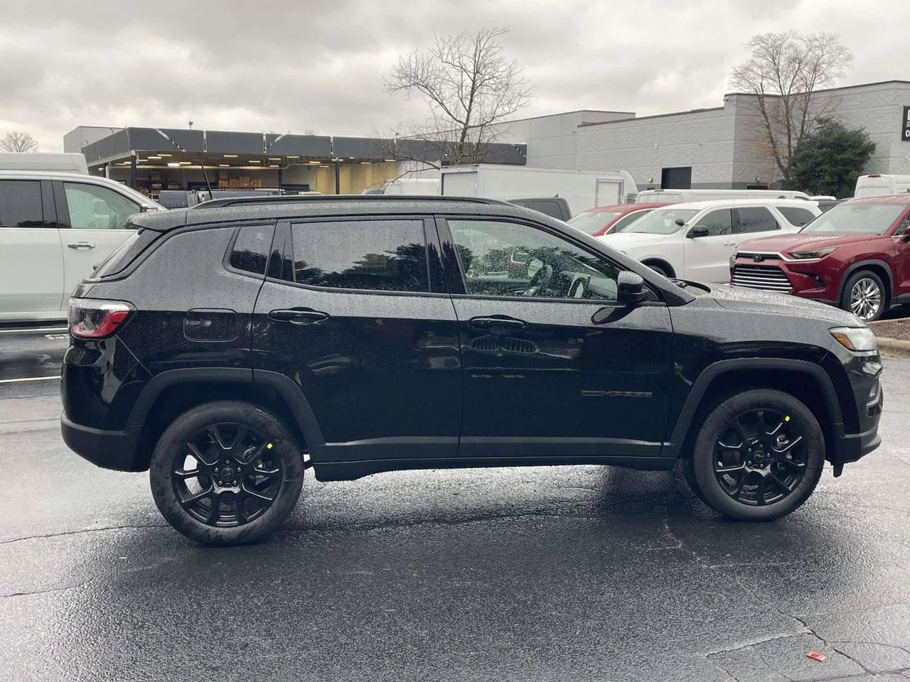New 2026 Diamond Black Crystal Pearl-Coat Exterior Paint Jeep Latitude image 10