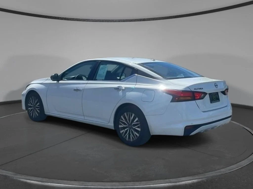 2025 Nissan Altima SV - Photo 9