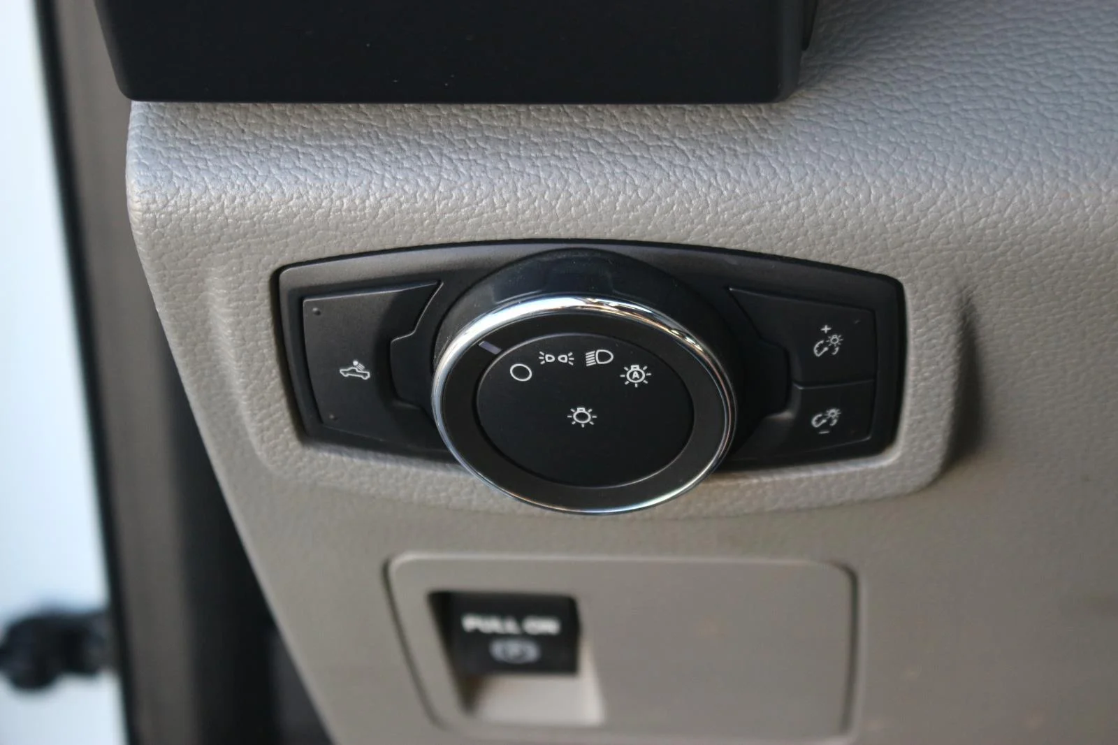 Used 2020 White Ford XL image 33