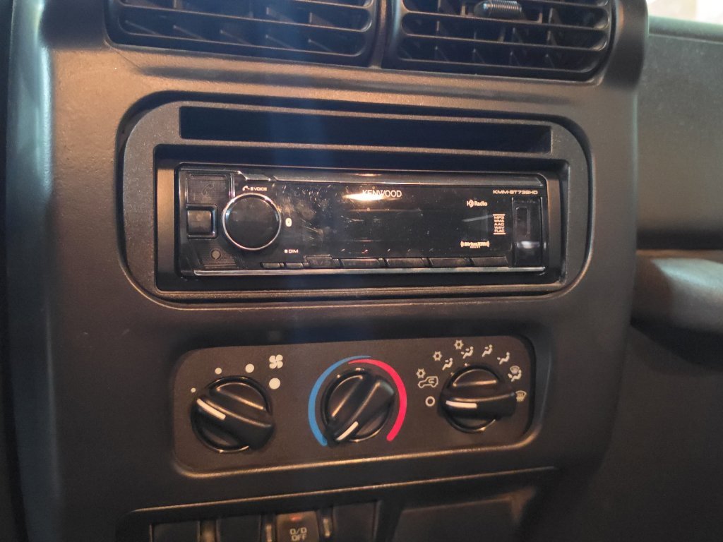Used 2004 Light Khaki Metallic Jeep Unlimited image 14