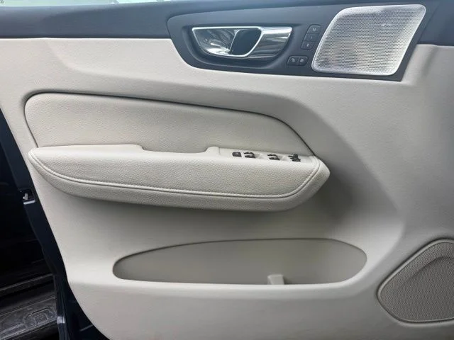 Used 2018 Blue Volvo T8 Inscription image 12
