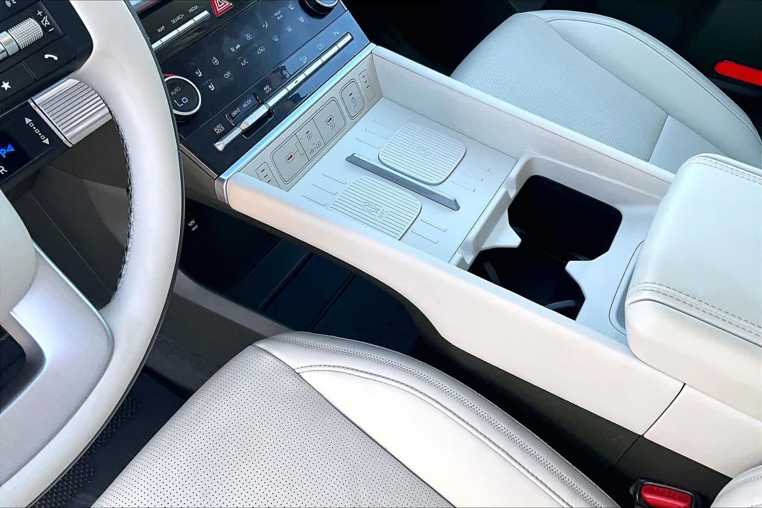 Used 2025 Serenity White Hyundai Calligraphy image 17
