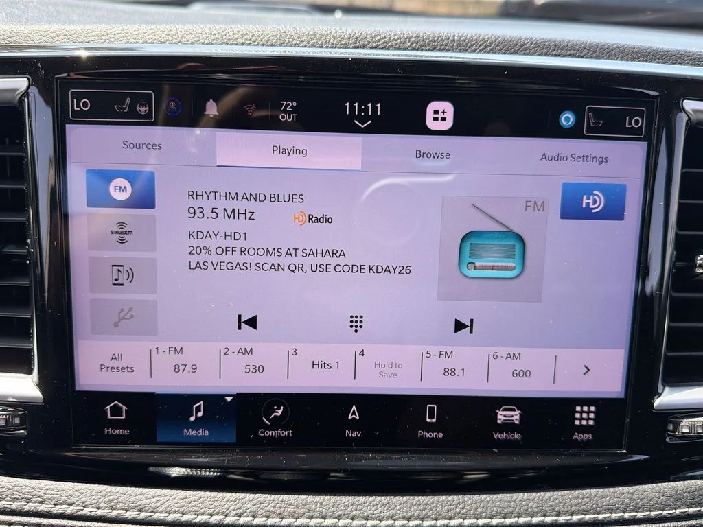 Used 2023 White Chrysler Limited image 12
