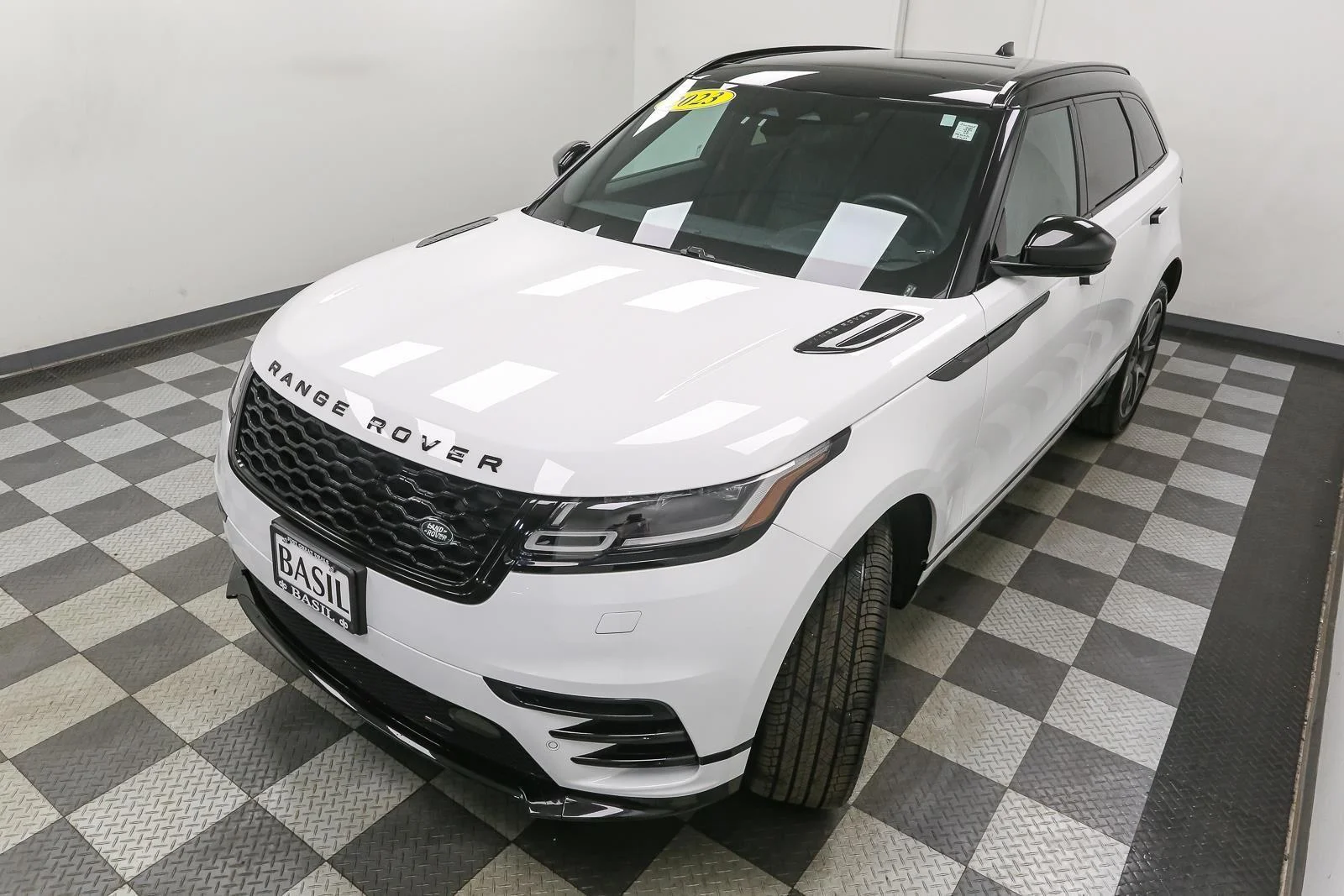 Used 2023 Fuji White Land Rover R-Dynamic S image 6