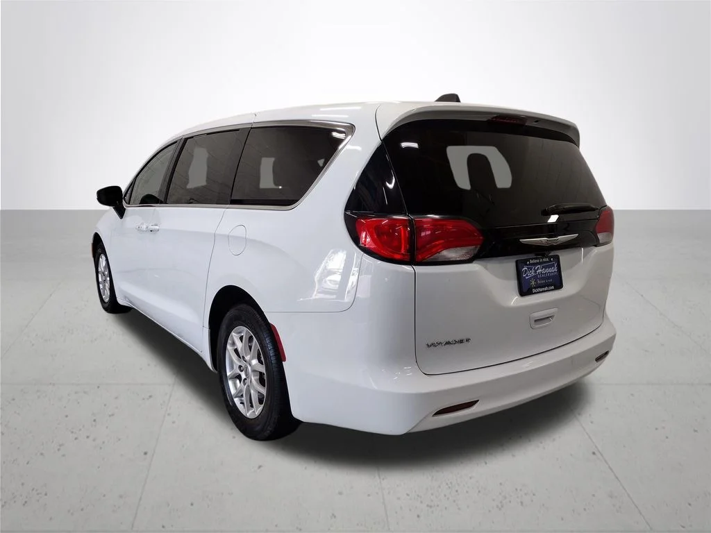 Used 2023 White Chrysler LX image 11