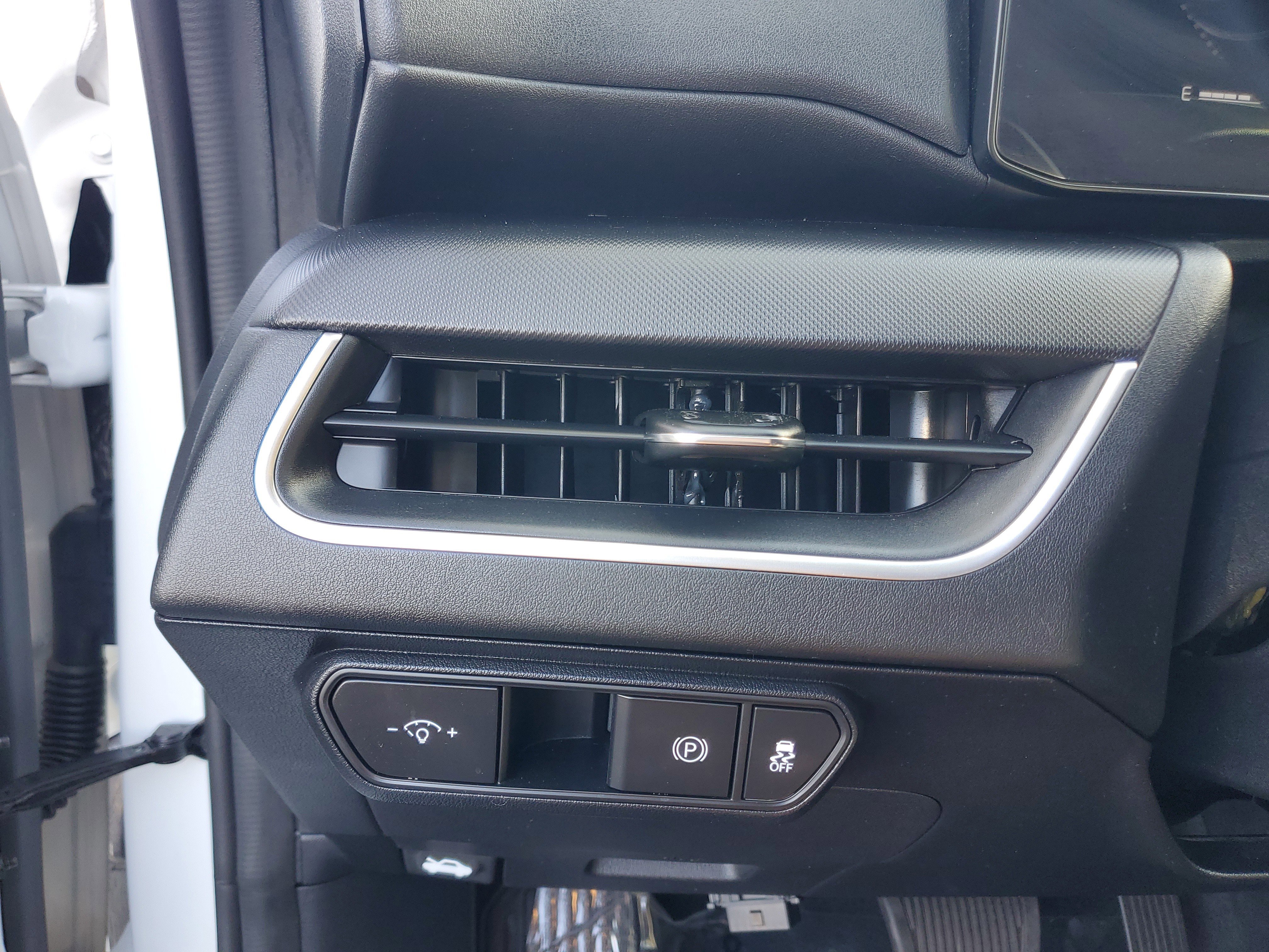 Used 2025 White Kia LXS image 23