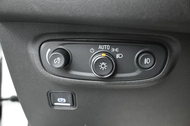 Used 2023 SUMMIT WHITE GMC SLT image 13
