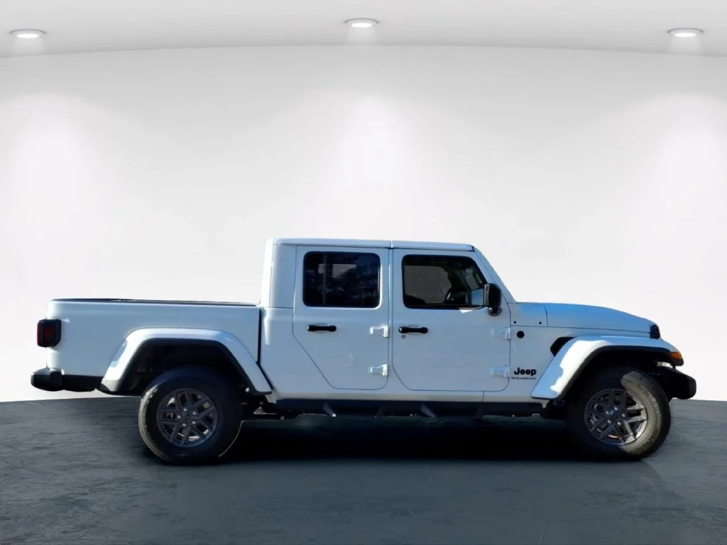 Used 2025 White Jeep Sport S image 7