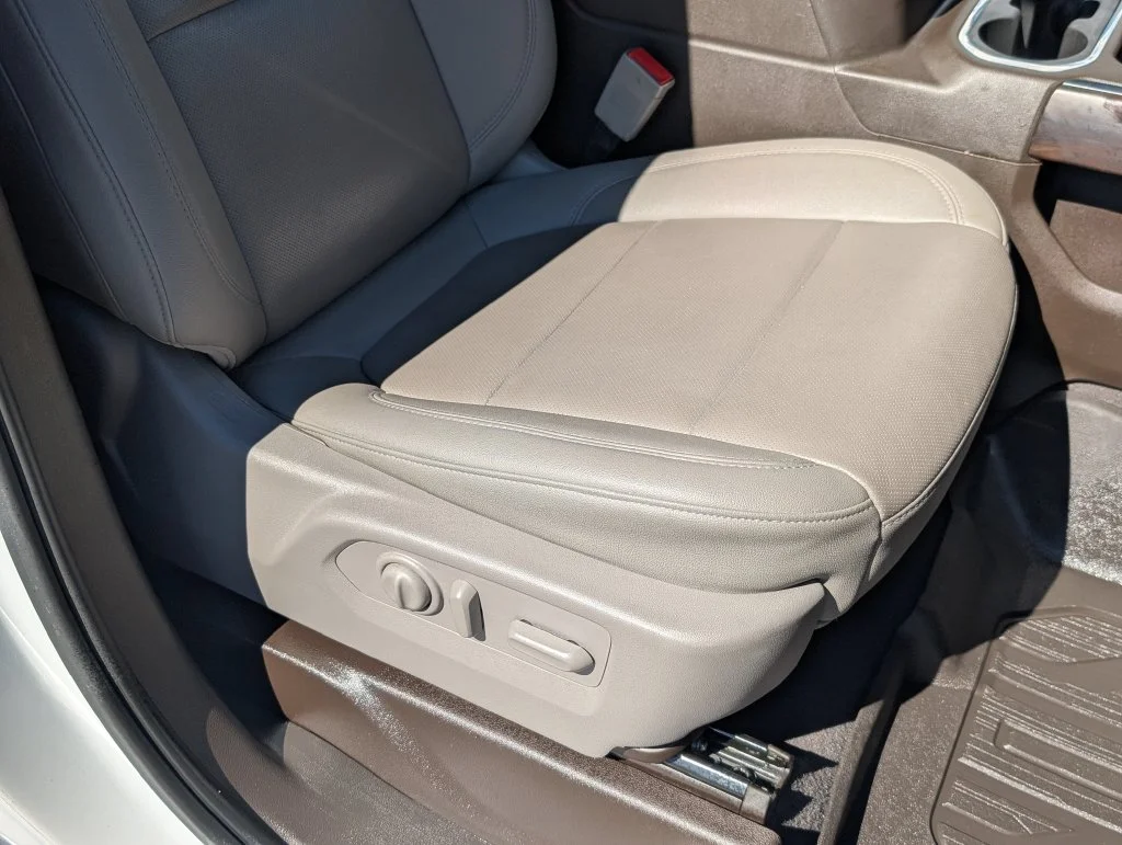 Used 2023 White GMC SLT image 39