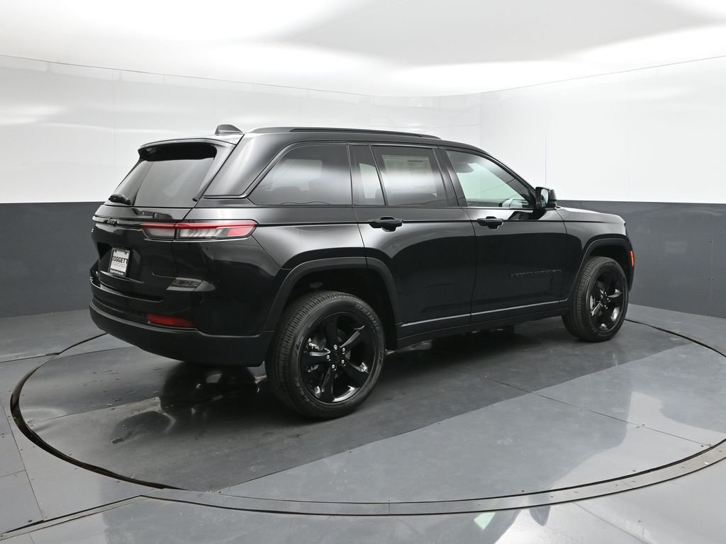 New 2025 Diamond Black Crystal Pearl-Coat Exterior Paint Jeep Altitude X image 11
