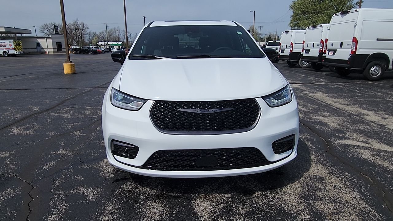 New 2026 Bright White Clear-Coat Exterior Paint Chrysler Select image 3