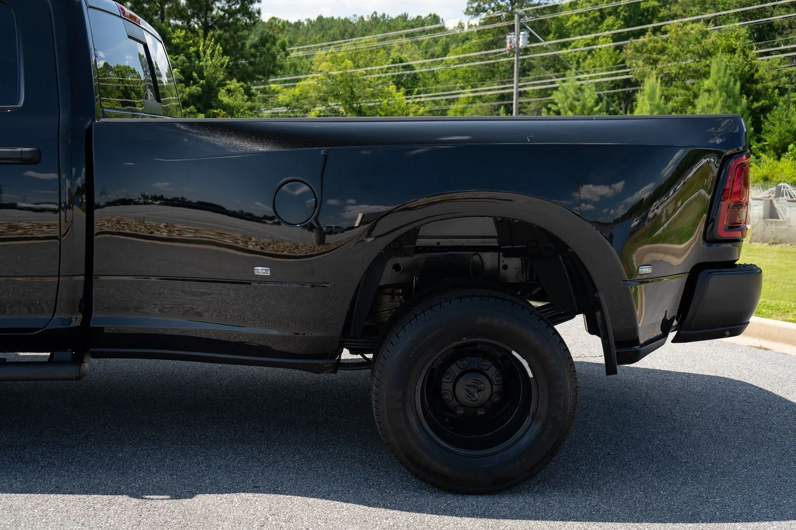 New 2026 Diamond Black Crystal Pearl-Coat Exterior Paint RAM Tradesman image 6