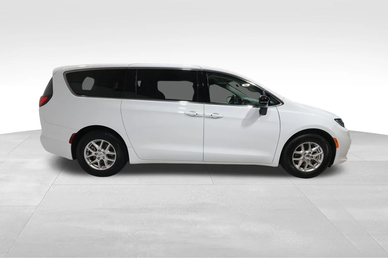 2024 Chrysler Pacifica Touring L - Photo 8