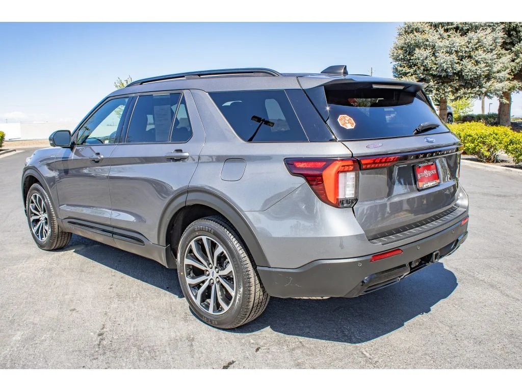 Used 2025 Carbonized Gray Metallic Ford ST-Line image 6