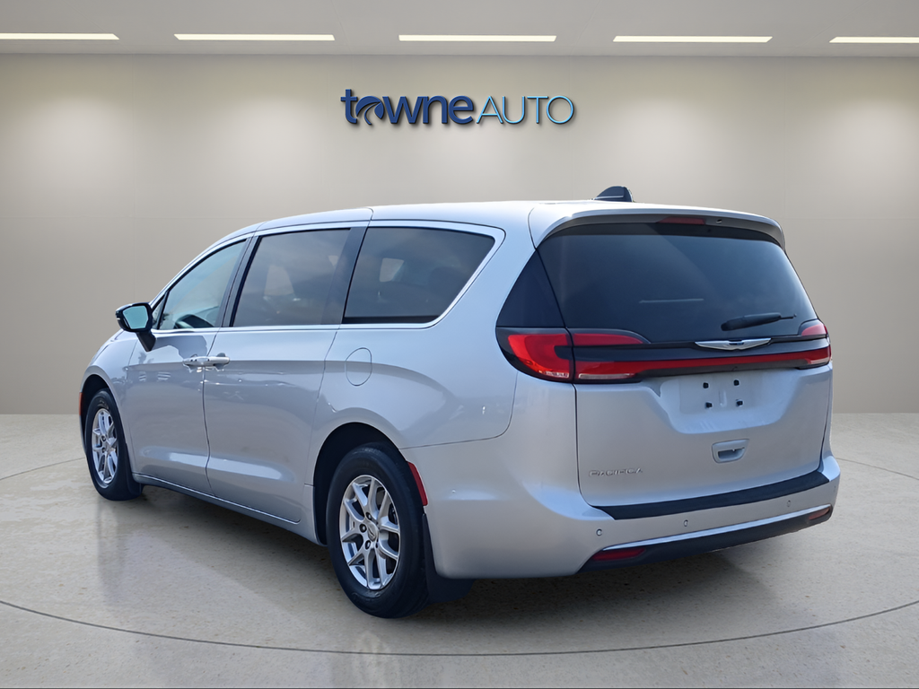 Used 2024 Silver Chrysler Touring L image 3