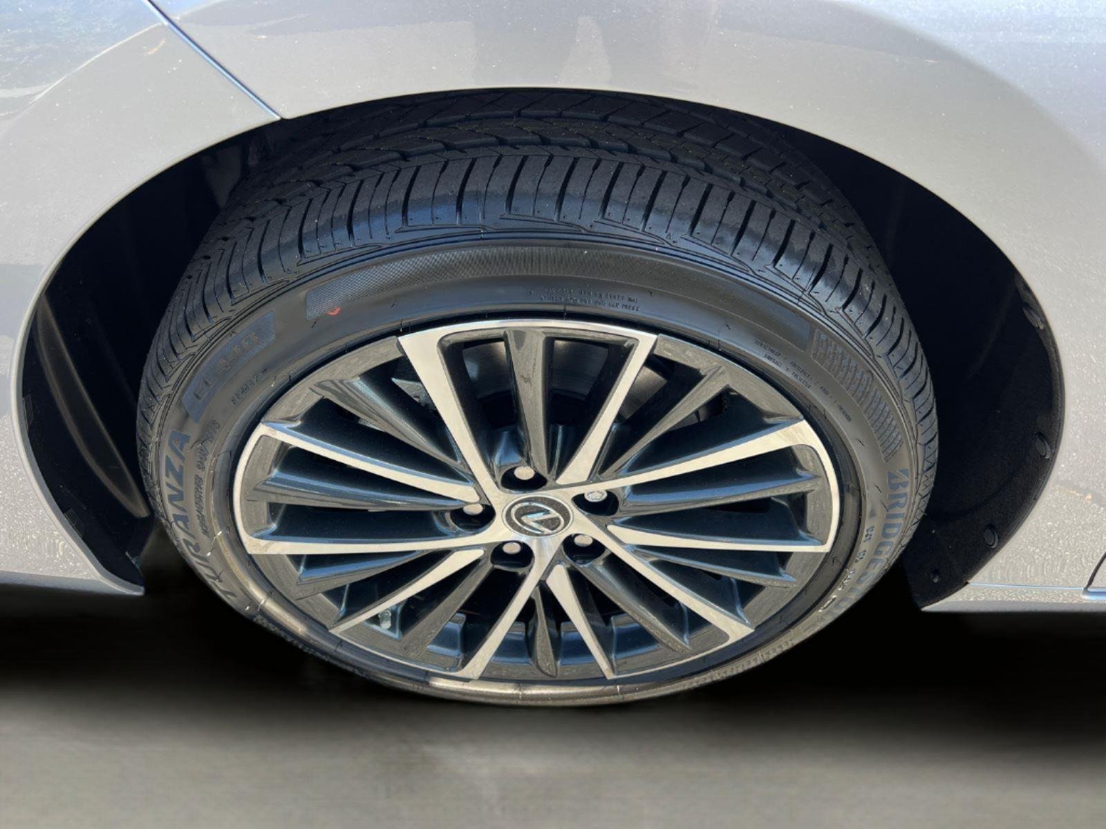 2025 Lexus ES 350 - Photo 12