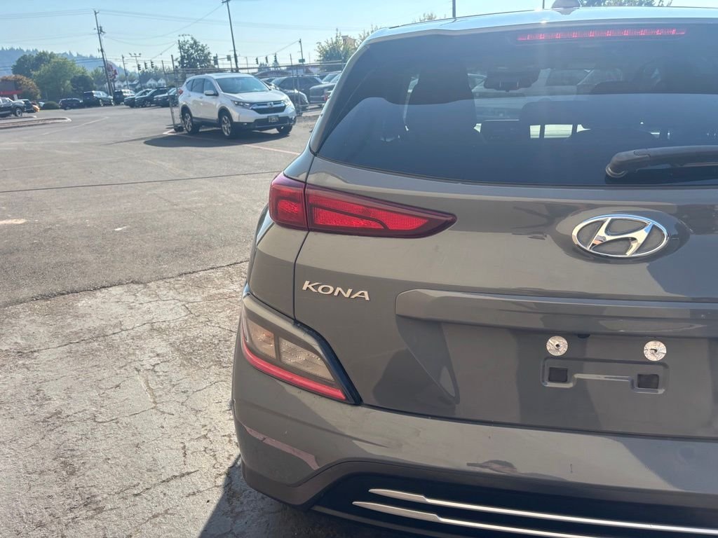 Used 2023 Gray Hyundai SE image 7