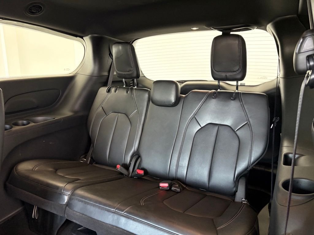 Used 2025 White Chrysler Select image 33