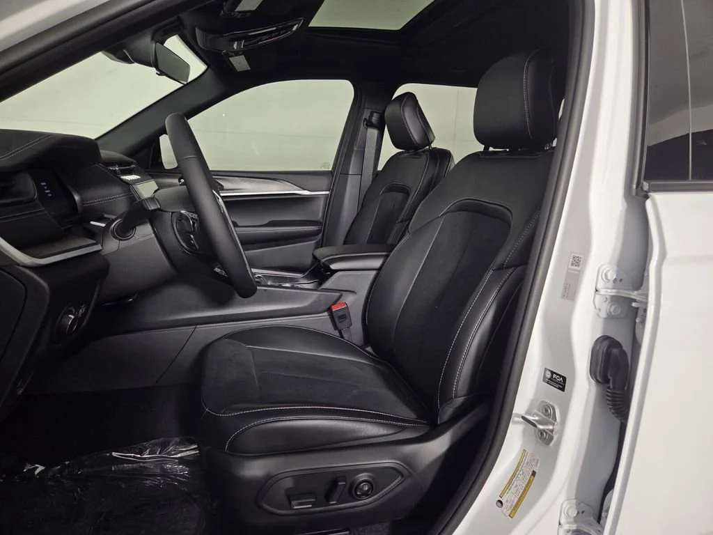 New 2026 Bright White Clear-Coat Exterior Paint Jeep Laredo Altitude image 9