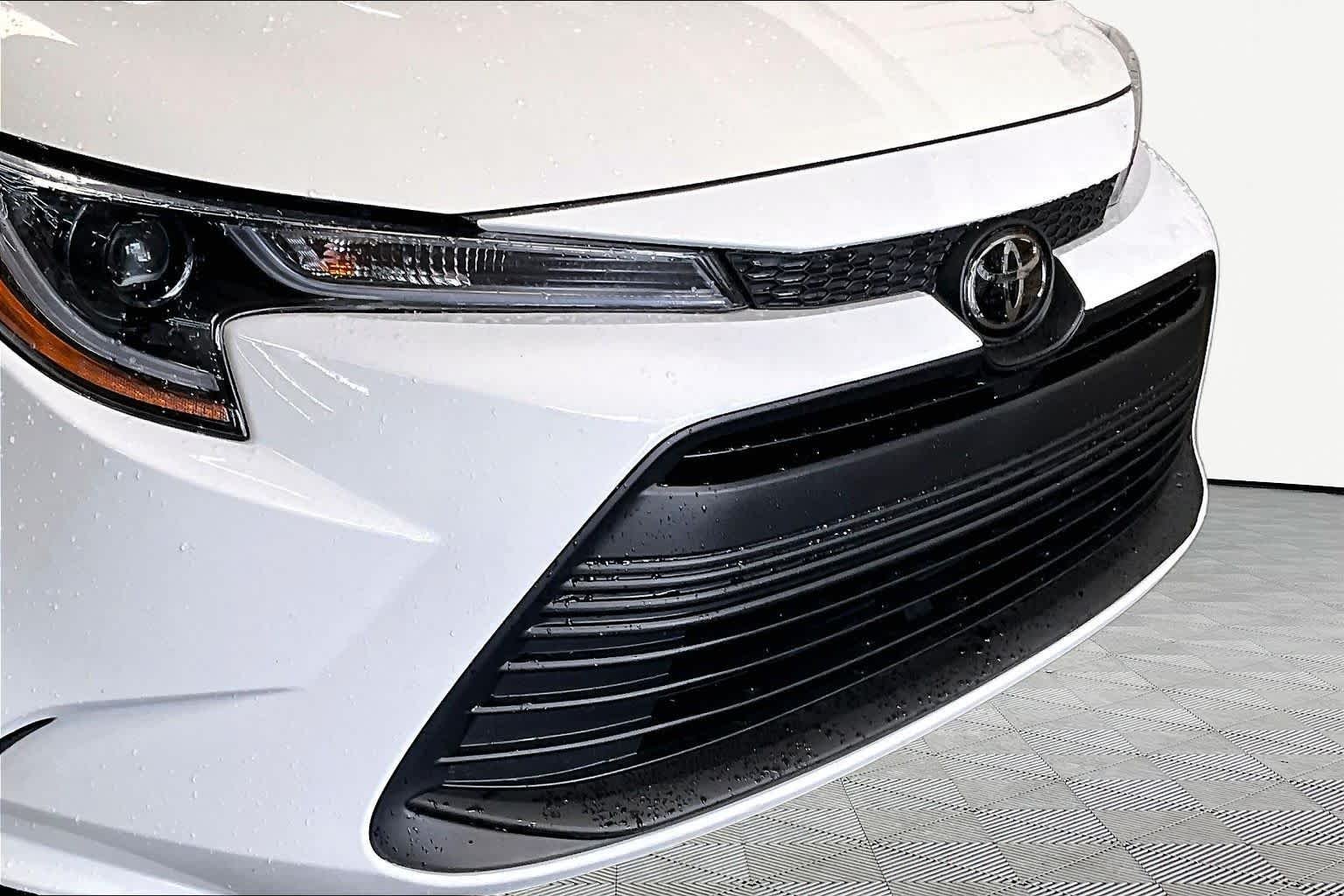 Used 2025 Ice Cap Toyota LE image 30