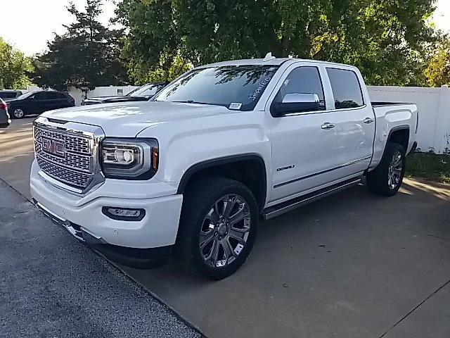 Used 2018 WHITE FROST TRICOAT GMC Denali image 17