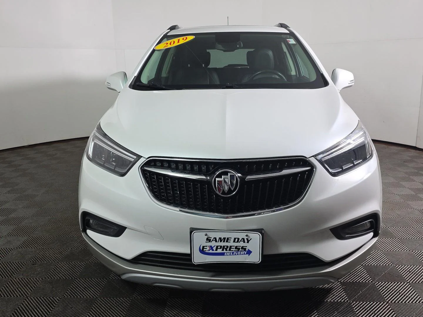 Used 2019 White Frost Tricoat Buick Essence image 7