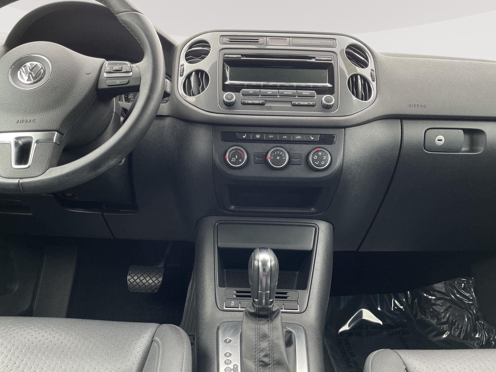 Used 2014 Pepper Gray Metallic Volkswagen SE image 25