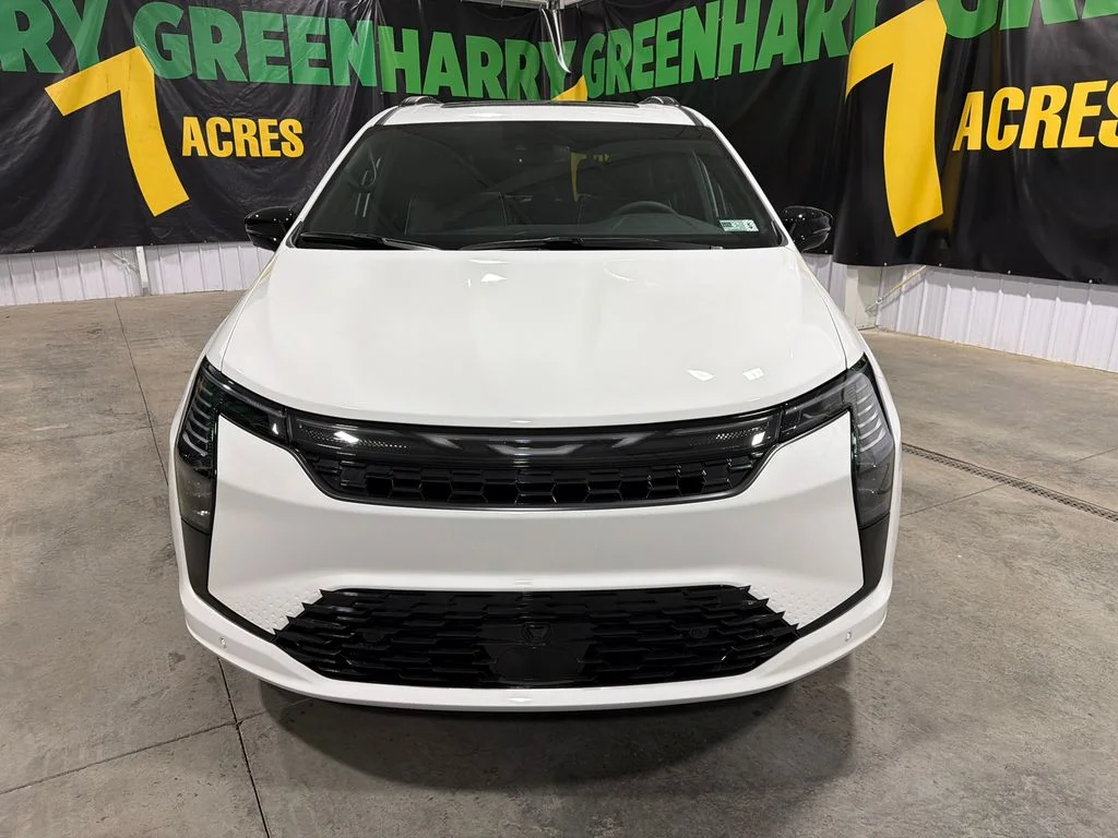 New 2027 Bright White Clear-Coat Exterior Paint Chrysler Limited image 10