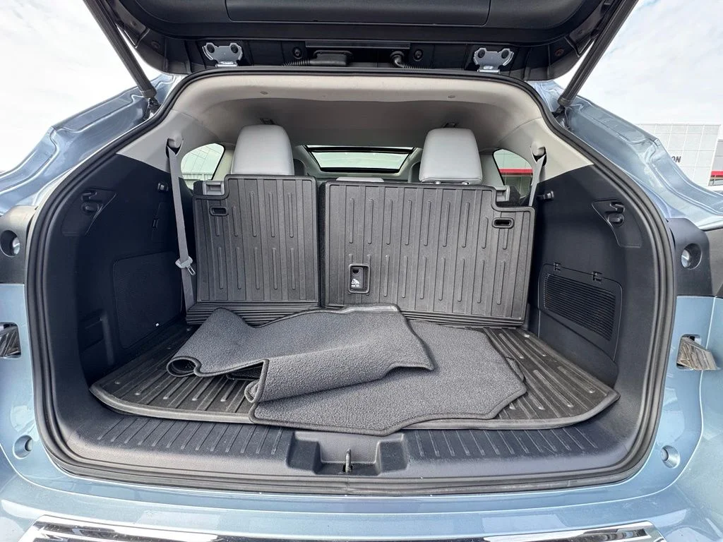 Used 2021  Toyota Platinum image 11