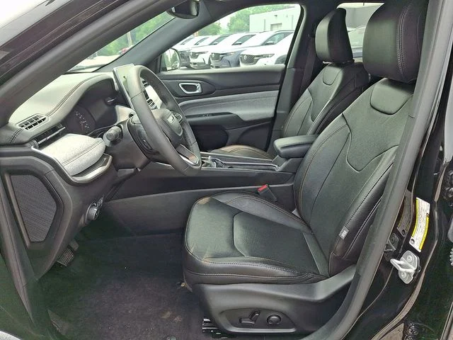 Used 2023 Black Jeep Latitude Lux image 14