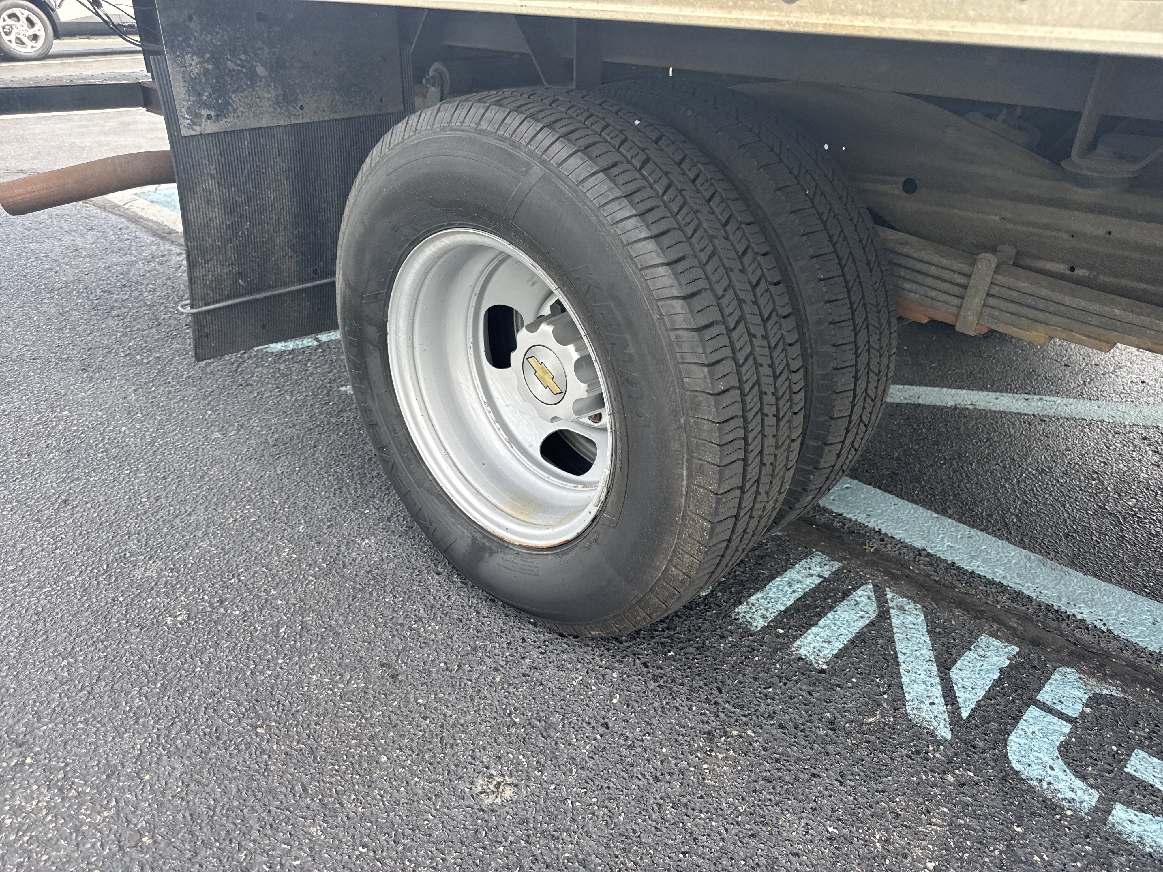 Used 2018 Summit White Chevrolet  image 3