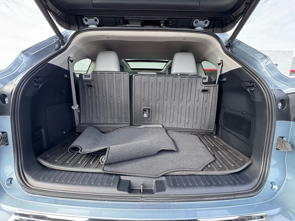 Used 2021  Toyota Platinum image 11