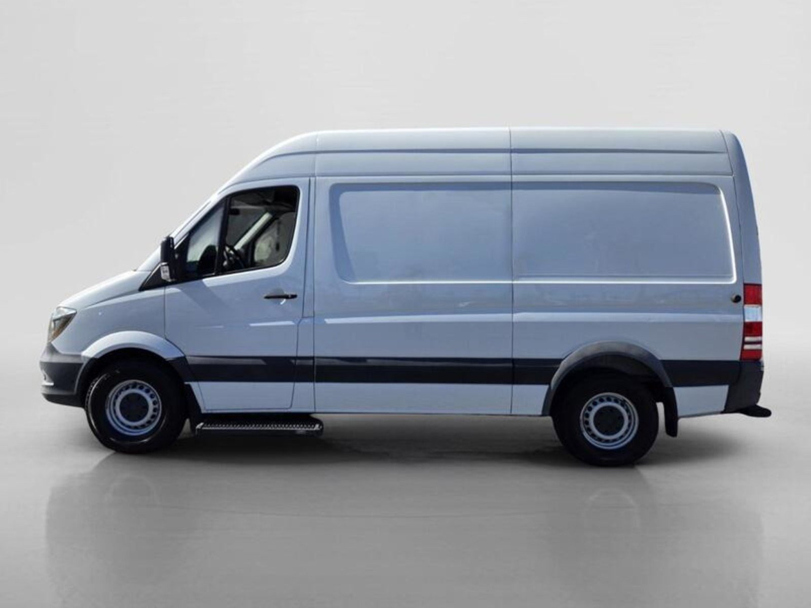 Used 2017 Arctic White Mercedes-Benz Worker image 2
