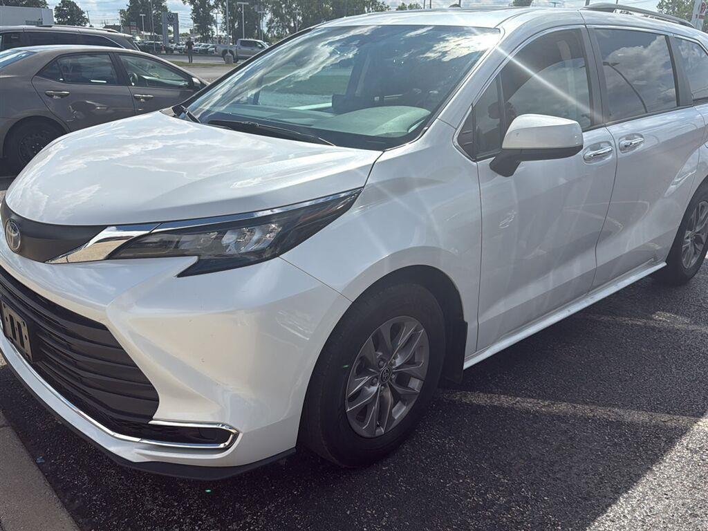 Used 2024 WH Toyota XLE image 4