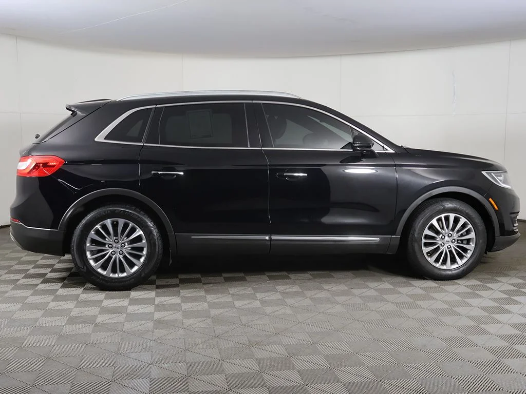 Used 2017 Black Lincoln Select image 17