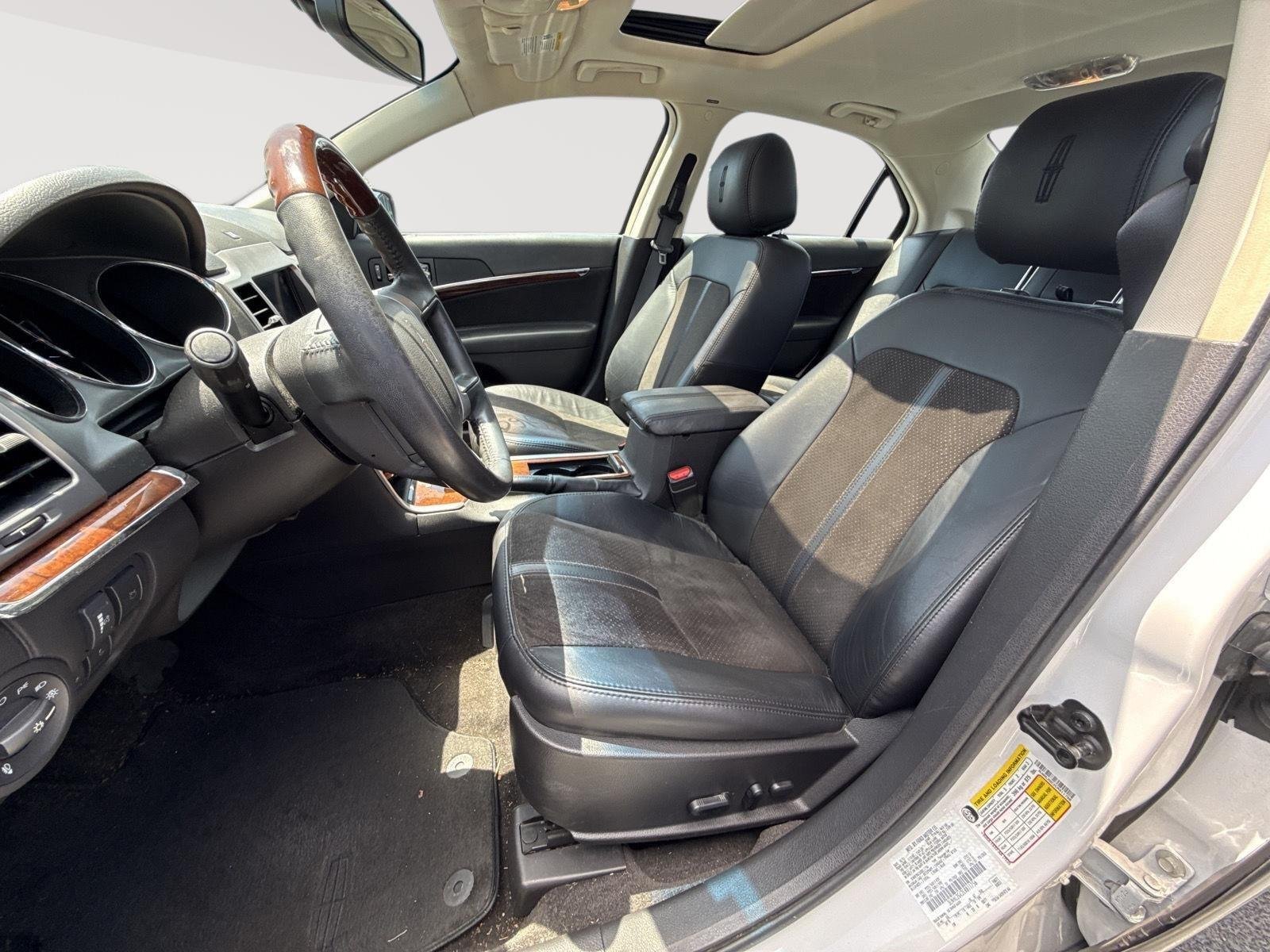 Used 2012 White Platinum Metallic Tri-Coat Lincoln Ultimate image 3